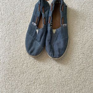 Girls Tom’s shoes size 4.5